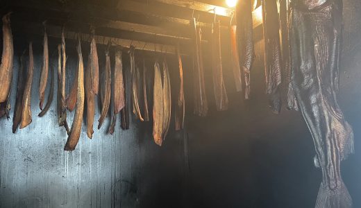 北三陸の南部鮭文化を継承した冷燻作りに取り組む　株式会社アースカラーの藤﨑翔太郎さんと佐々木航さん